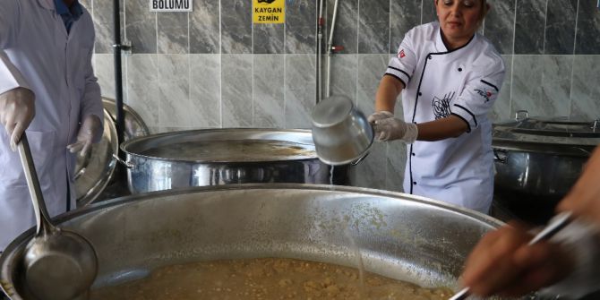 Ömer Halisdemir’in Şehit Edildiği Saatte 40 Bin Kişiye Helva