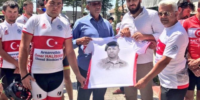 Arnavutköy’den Yola Çıkan Bisikletliler Şehit Ömer Halisdemir’in Kabrine Ulaştı