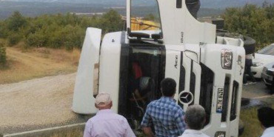 Devrilen Kamyon Malkara-şarköy Yolunu Ulaşıma Kapadı