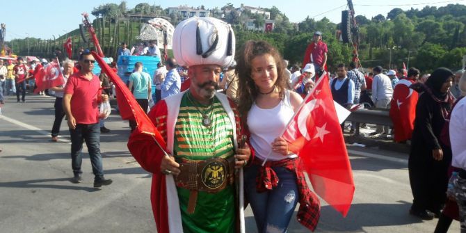 15 Temmuz Şehitler Köprüsü Kırmızı Beyaza Büründü