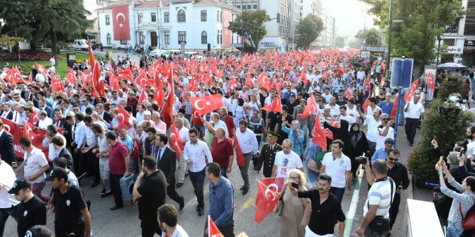 On Binler Bayrak Yürüyüşünde Buluştu