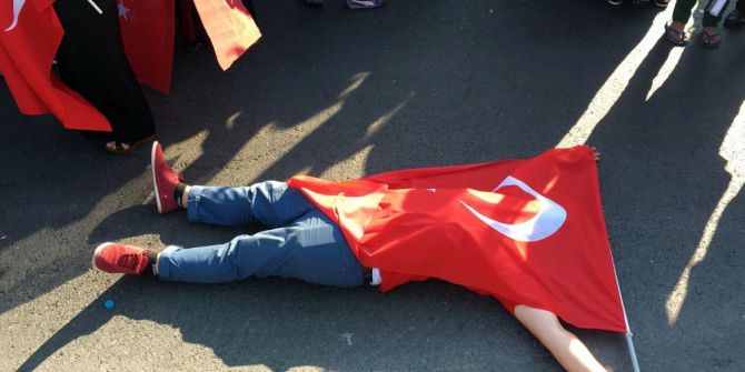 Yürüyüş Sırasında Üzerine Bayrak Örterek Yere Yattı