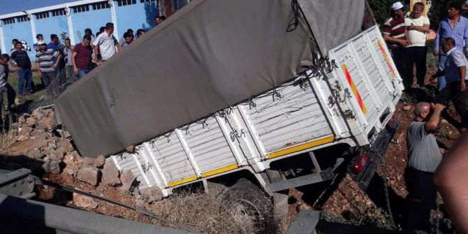 Kontrolden Çıkan Kamyon Menfeze Çarptı: 2 Ağır Yaralı