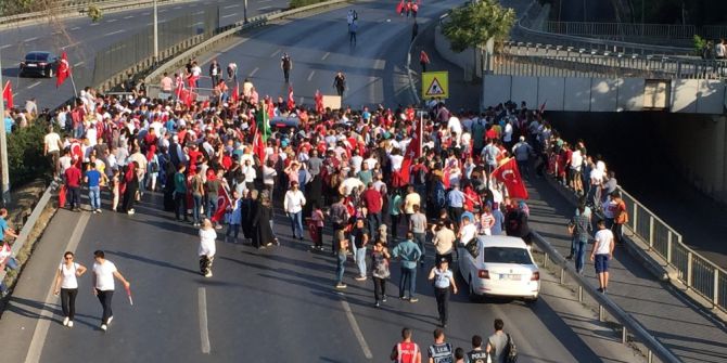 Polis Bariyerini Aşan Yüzlerce Kişi 15 Temmuz Şehitler Köprüsü’ne Koştu