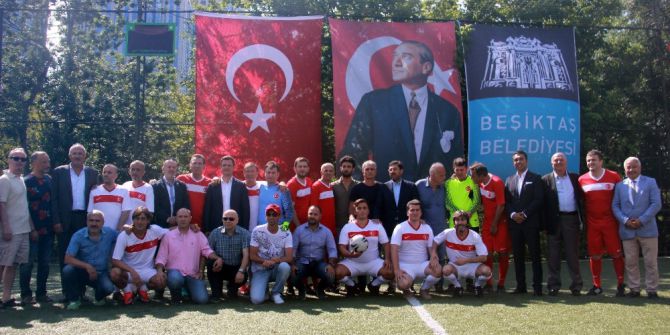 Efsane Futbolcular 15 Temmuz Şehitleri İçin Sahaya Çıktı