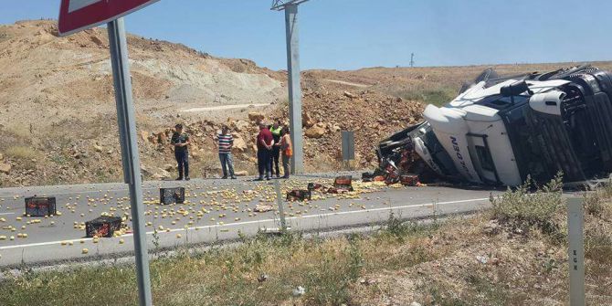 Kontrolü Kaybeden Tır Devrildi: 1 Yaralı