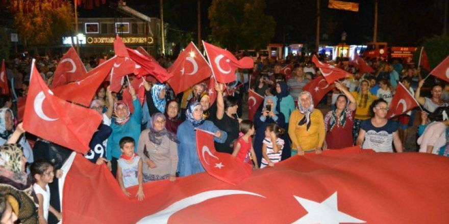 Bozyazı’da Yüzlerce Kişi Son ’Demokrasi Nöbetinde’ De Meydanları Doldurdu