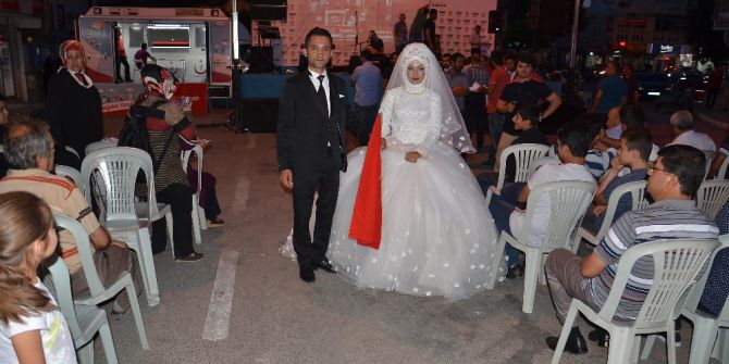 Gelin Ve Damat, Düğünden Önce Demokrasi Meydanına Geldi