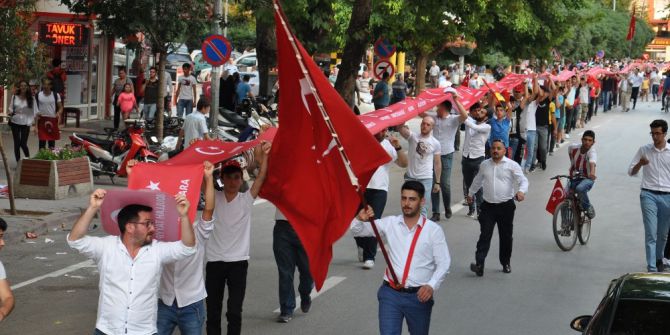 249 Metre Uzunluğundaki Bayrakla Milli Yürüyüş