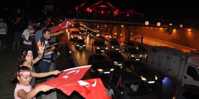 İzmirliler Sokağa Döküldü