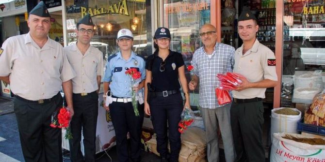 Güvenlik Güçlerinden Kilislilere Çiçek Ve Bayrak