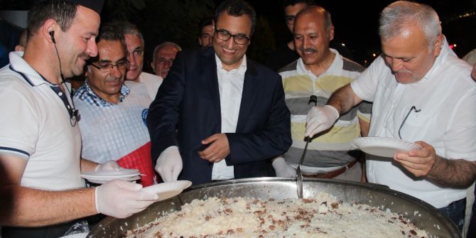 Demokrasi Nöbetinde Pilav Dağıtımı