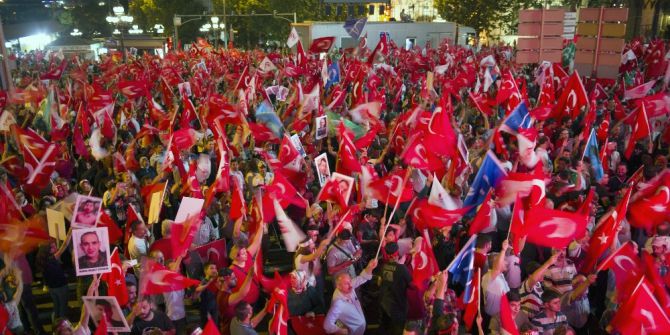 Başkentte Vatandaşlar Eski Meclis’in Önünde Toplandı