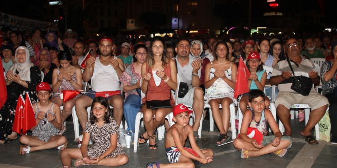 Alanya’da Binler, ‘Demokrasi’ Nöbetinde