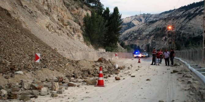 Beypazarı-karaşar Yolunda Heyelan