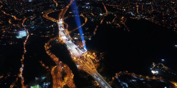 15 Temmuz Şehitler Köprüsü’nde Şehitler İçin Gökyüzüne Yansıtılan Işık Havadan Görüntülendi