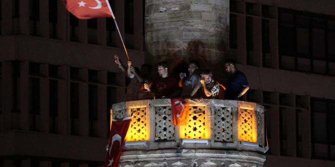 Ellerinde Bayrak Minareye Çıktılar, Selaya Eşlik Ettiler