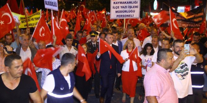 Edremit’te Binlerce Vatandaş Demokrasi Nöbeti İçin Bir Araya Geldi
