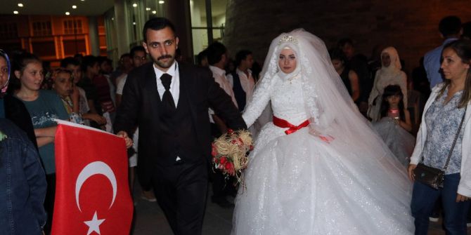 Akhisar’da Gelin Ve Damat Düğün Töreninin Ardından Demokrasi Nöbetine Katıldı