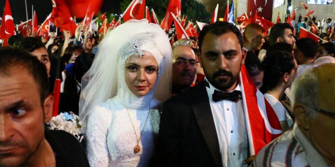 Düğün Sonrası Demokrasi Nöbetine Katıldılar