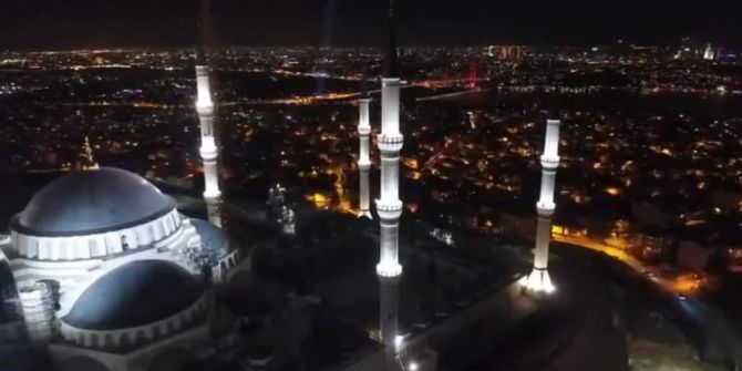 Çamlıca Camii Ve Eyüp Sultan Camii Sela Okunurken Havadan Görüntülendi