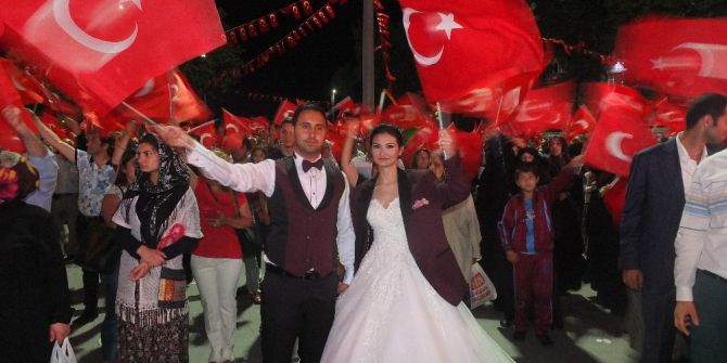 Düğünden Çıkıp, Demokrasi Nöbetine Koştular