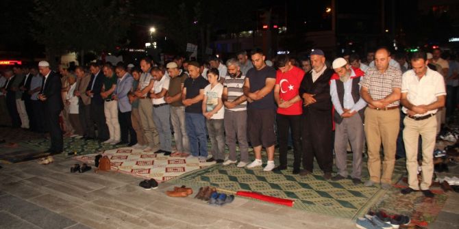 Demokrasi Nöbeti Tutan Vatandaşlar Sabah Namazını Meydanda Kıldı