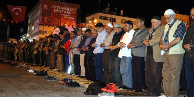 Demokrasi Nöbetindeki Yozgatlılar Sabah Namazını Meydanda Kıldı