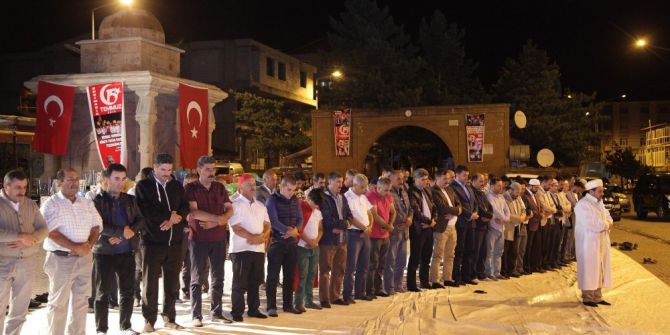 Ahlat’ta Sabah Namazı Meydanda Kılındı