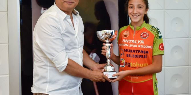Minik Triatloncular Şampiyonluk Kupasını Başkana Hediye Etti.