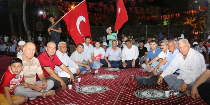 Binlerce Akçakaleli Demokrasi Nöbetinde