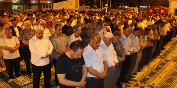 Demokrasi Nöbeti Tutan Vatandaşlar Meydanlarda Namaz Kıldı