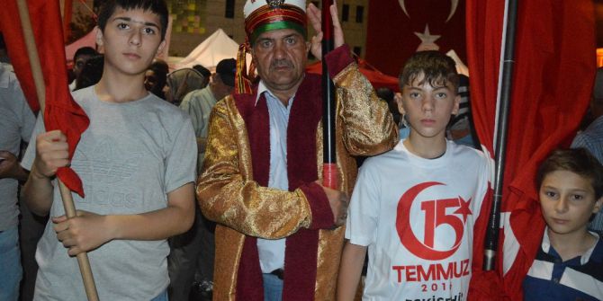 Osmanlı Kıyafetiyle Demokrasi Nöbetine Geldi