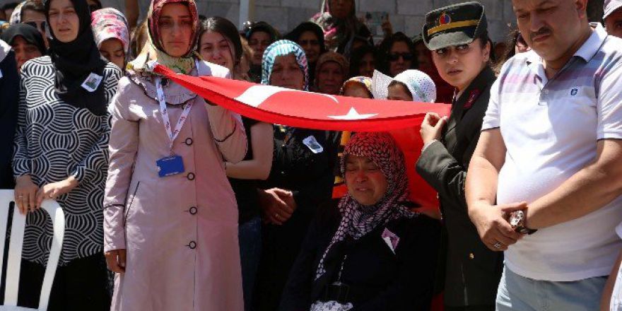 Şehit Annesine Türk Bayrağı Gölge, Kadın Astsubay Dost Eli Oldu