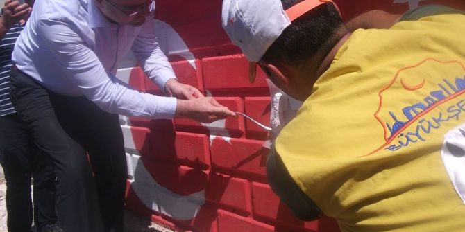 Okul Duvarını Ay Yıldızlarla Donattılar