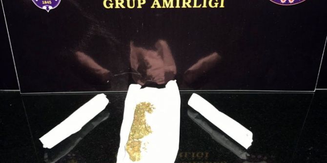 Turistlere Uyuşturucu Satmaya Çalışırken Suçüstü Yakalandı