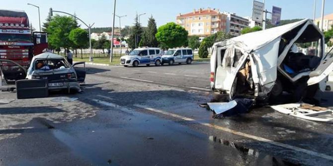 Sebze Yüklü Kamyon Işıkta Bekleyen Araçlara Çarptı: 1 Ölü, 5 Yaralı