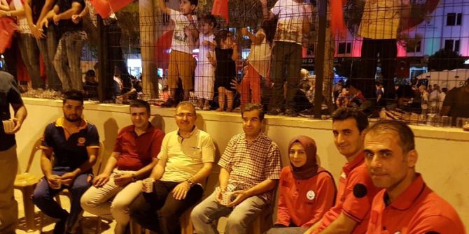 On Binlerce Vatandaşın Bulunduğu Meydanlarda Sağlık Ekipleri Hazır Bekledi