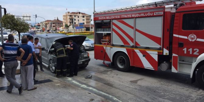 Lüks Araç Alevlere Teslim Oldu