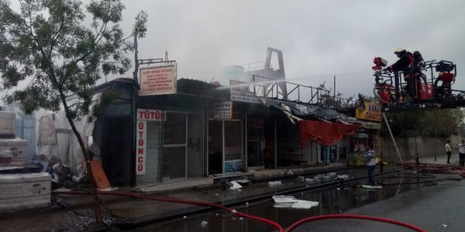 Ümraniye’de Yapı Market Malzemeleri Deposunda Büyük Yangın