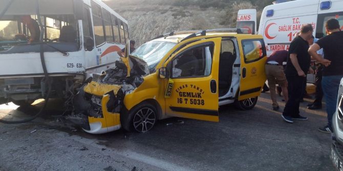 Ticari Taksi Otobüsle Çarpıştı: 6 Yaralı