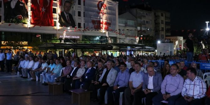 Manisa’da Mehter Eşliğinde Demokrasi Nöbeti