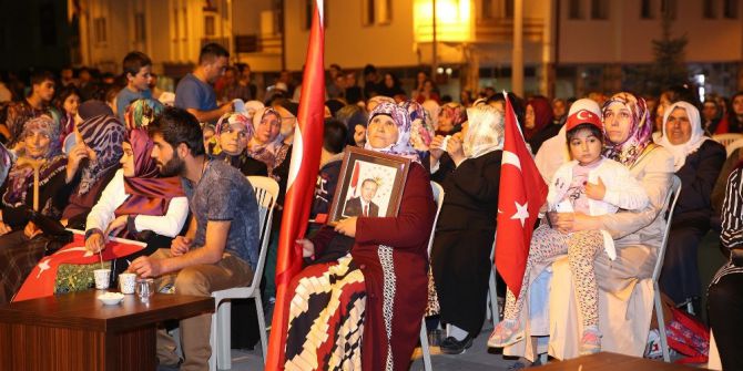 Akdağmadeni’de Vatandaşlar 15 Temmuz Nöbeti İçin Meydanlara İndi