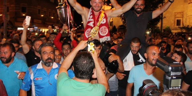 Altın Kemeri Taktı Soluğu Demokrasi Nöbetinde Aldı