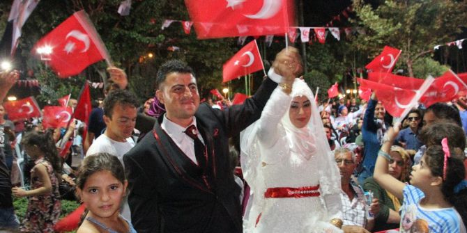 Gelin Ve Damat Düğün Öncesi Demokrasi Nöbetine Geldi
