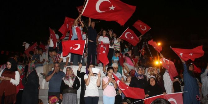 Demokrasi Nöbetinin İkinci Gününde Meydanlar Dolup Taştı