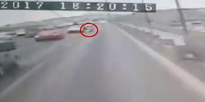 İntihar İçin Geldiği Taksi Köprüde Durmayınca, Seyir Halindeki Taksiden Atladı