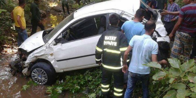 Otomobil Dereye Uçtu: 1 Ölü, 4 Yaralı