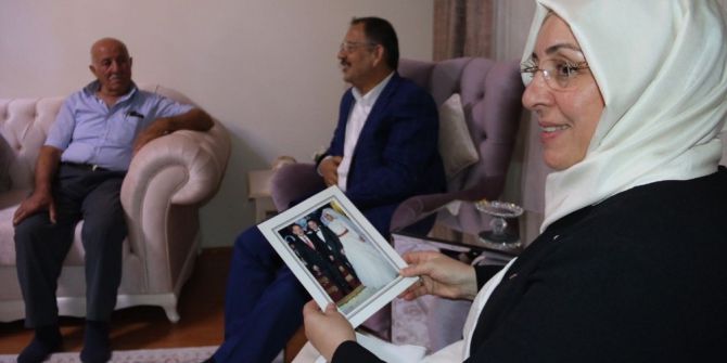 Bakan Özhaseki, Nikahını Kıydığı Çiftin Evine Misafir Oldu