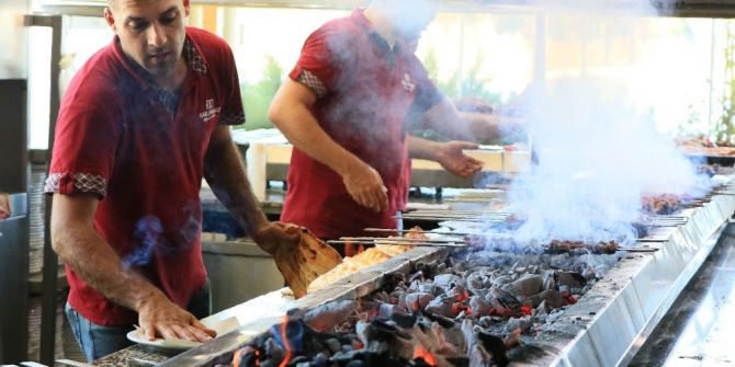 Kebap Ustalarının 100 Derecede Mangal Başında Ekmek Savaşı